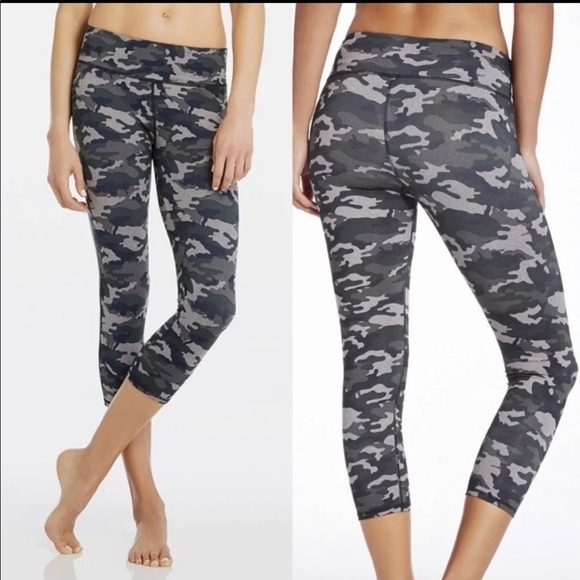 Fabletics Lima Capri Leggings in Camo Size… - Picture 1 of 9
